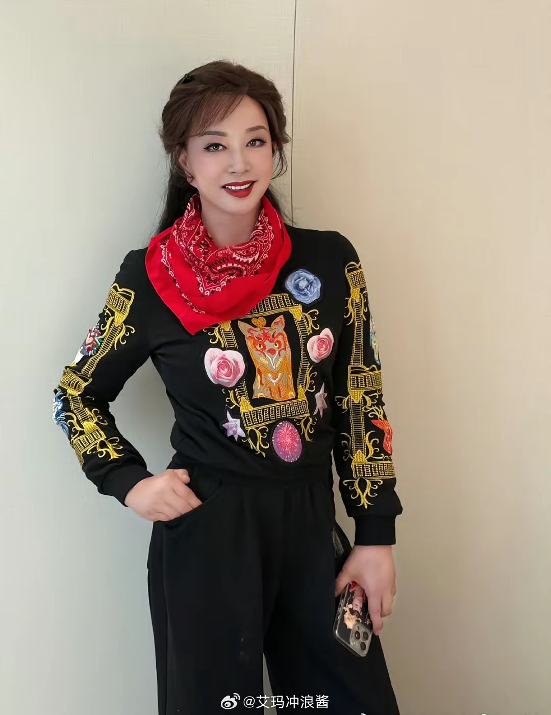 听说维多利亚20年不碰糖，可我觉得还不如大鱼大肉快80的晓庆姐保养的好！ 