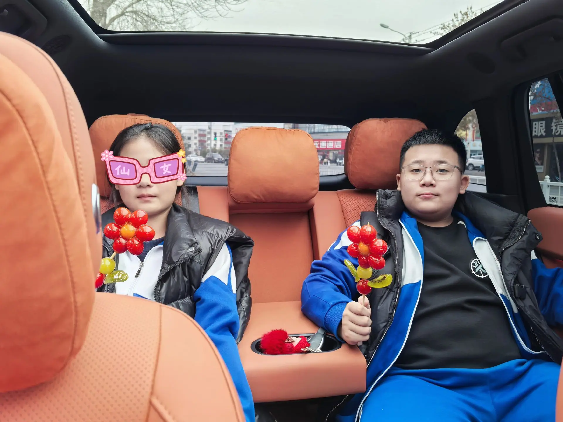 孩子们的幸福很简单，一串糖葫芦就能糊弄开心半天😂😂