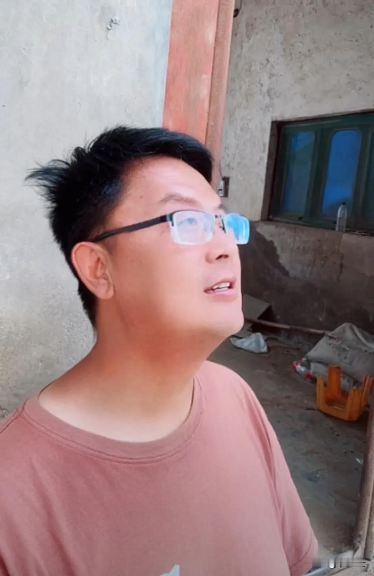 家人们，今天给大家聊聊山西运城的网红——水哥笑哈，网友称呼，水水。

水水是山西