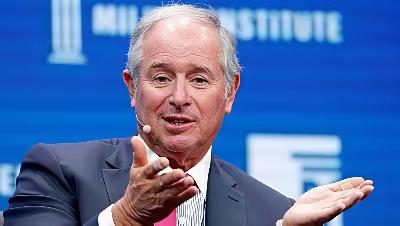 美国超级富豪苏世民，公开放话：“美国正在把中国逼成无法战胜的对手！”随后，他捐款