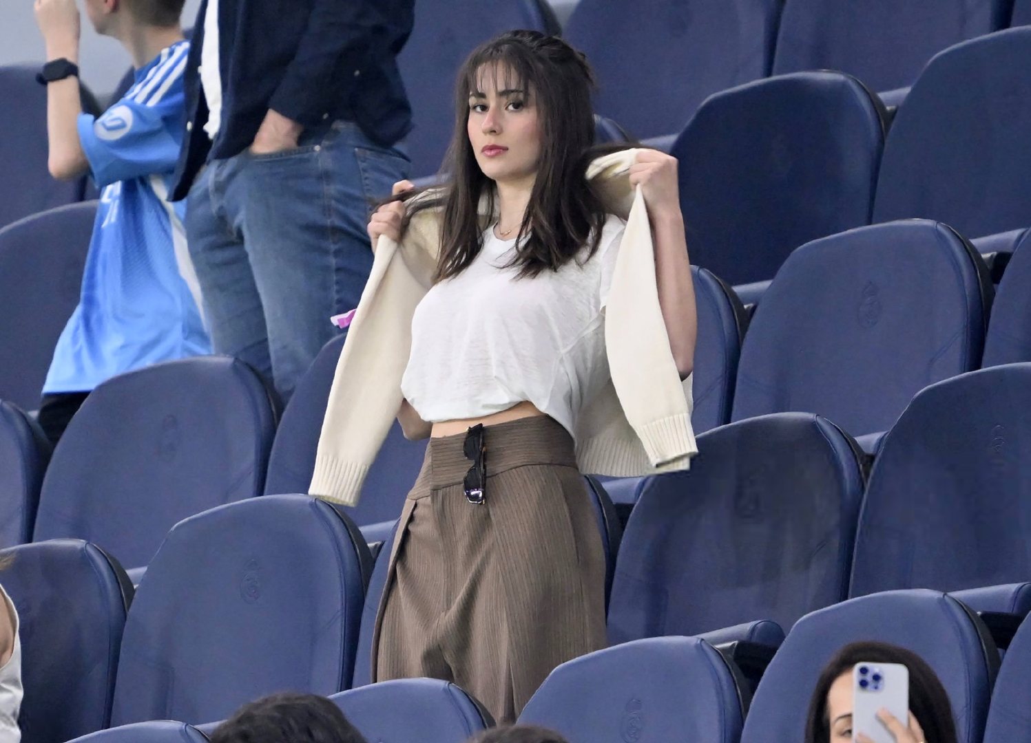 居莱尔女友昨晚现场观战。西甲联赛皇马1比1赫罗纳