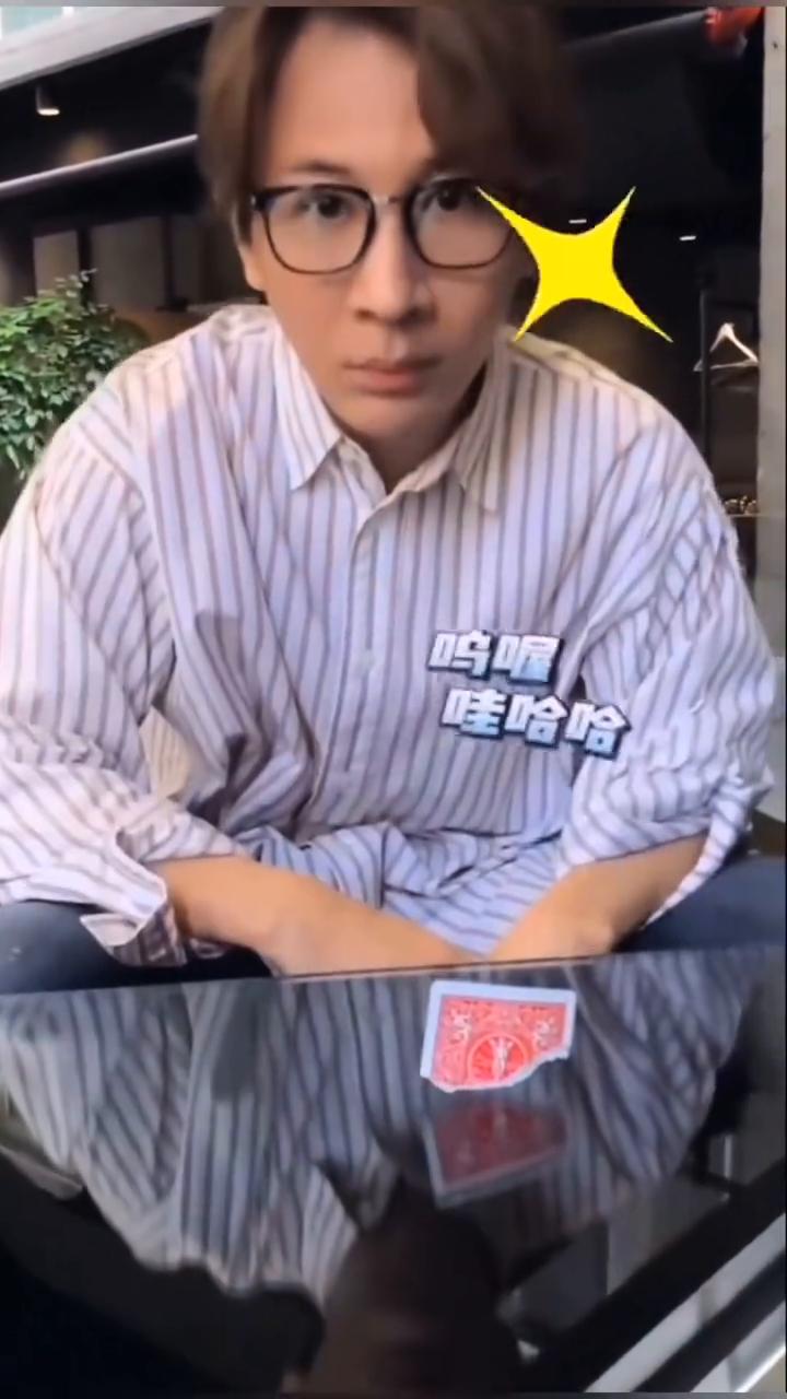 揭秘卡片平衡术。
我们来看一下，刘谦将一张普通的卡片立在桌子上竟然不会倒，这不科