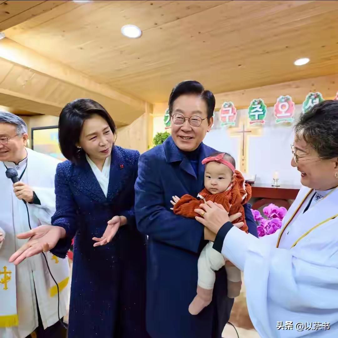 李在明抱小孩，那娃娃和他竟有几分相似。李在明夫妇有两个儿子，但至今未见他们夫妻俩
