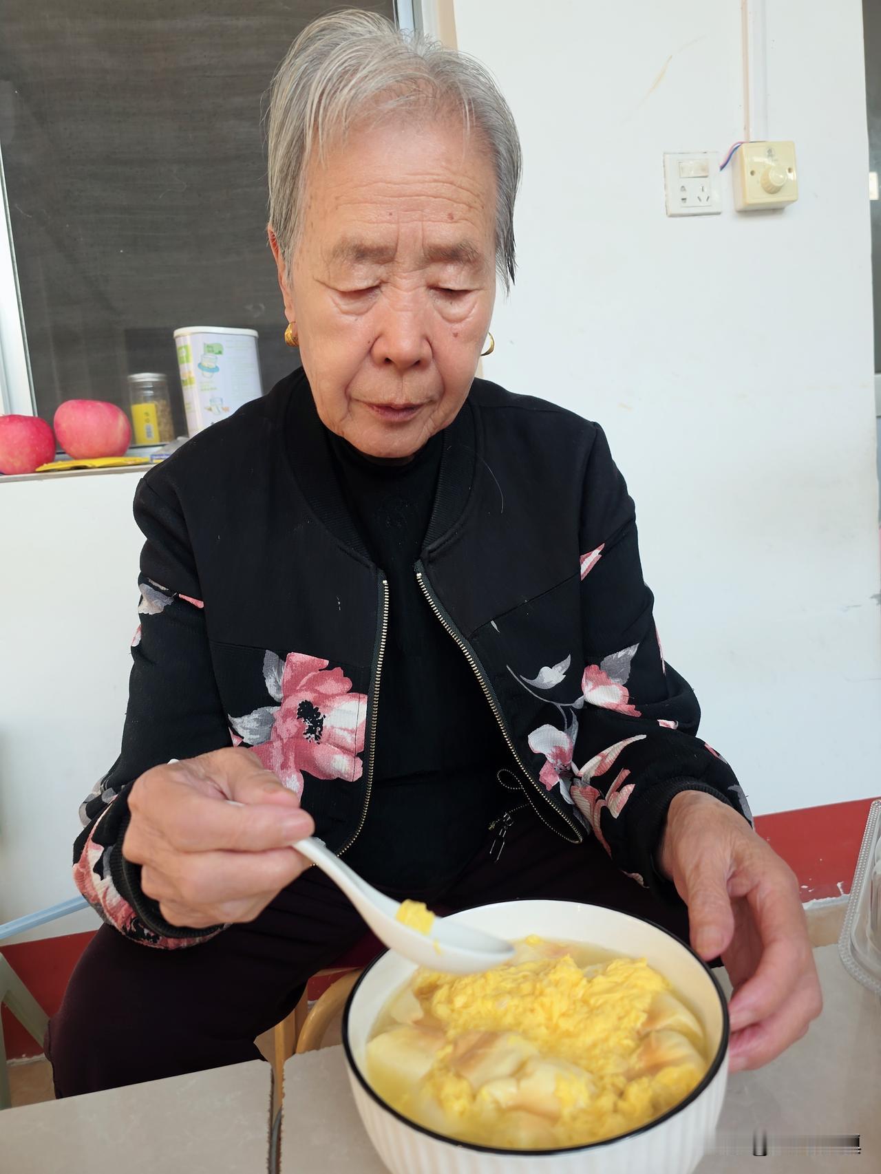 因为老母亲的生活习惯，我每天都很纠结也很矛盾……

俺家老太太这饭量，不知在全国