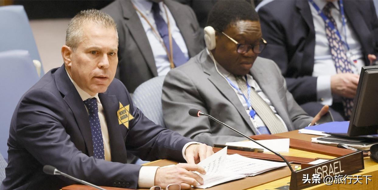 以色列驻联合国代表，做了一个令人意想不到的举动，他当着所有人的面掏出手机，什么话