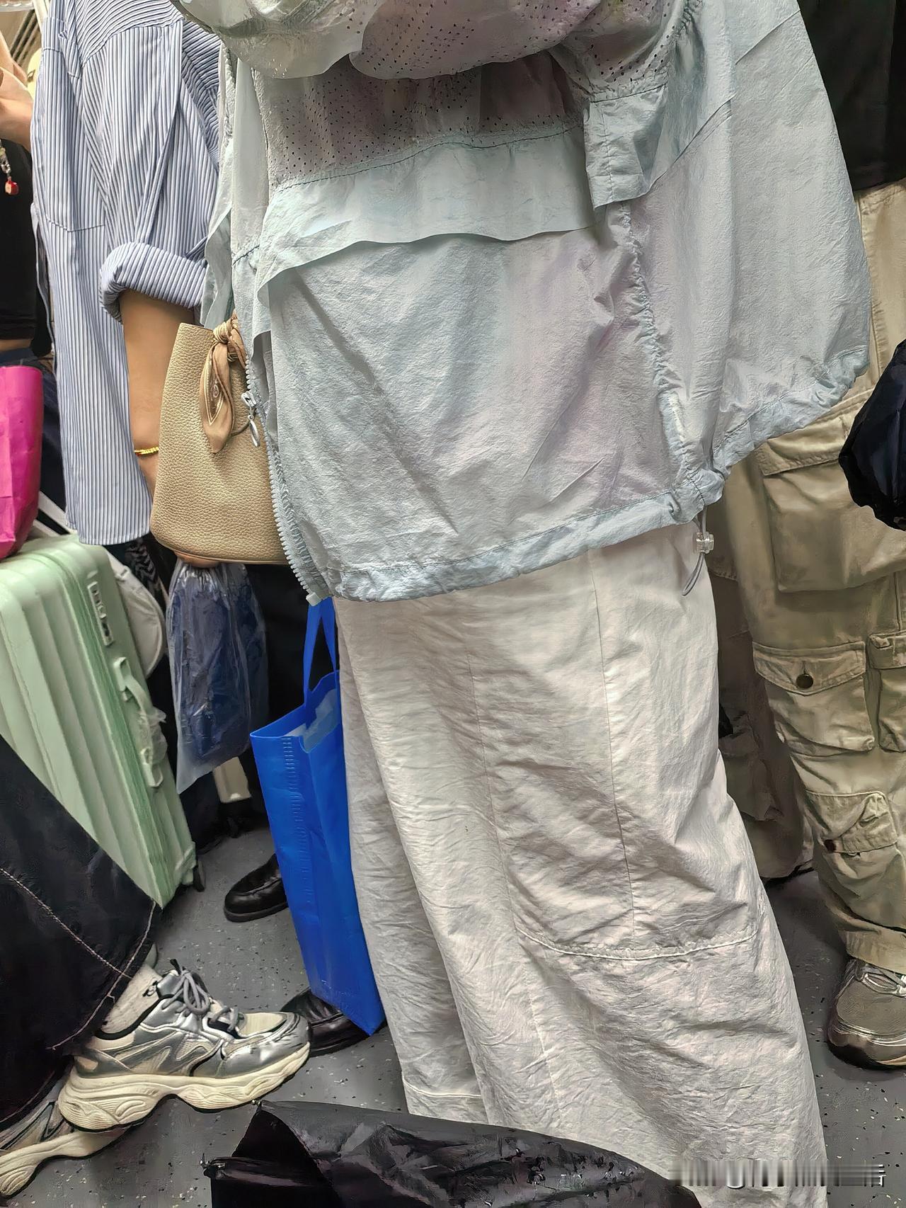 今天来郑州了，郑州的地铁不亚于北京，挤的满满都是人，地铁站出口还有唱歌的艺人，我