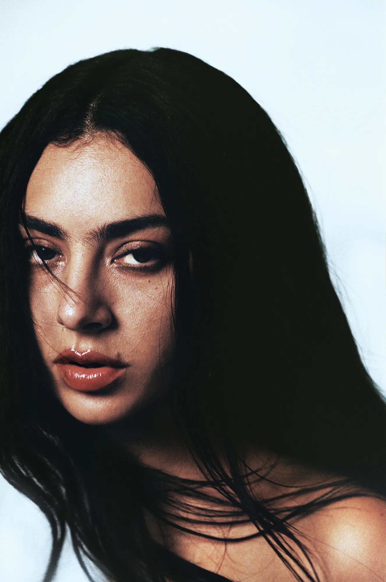 OMG！洗茶Charli xcx和海伦娜·伯翰·卡特被曝正在初期协商加盟白莲花度