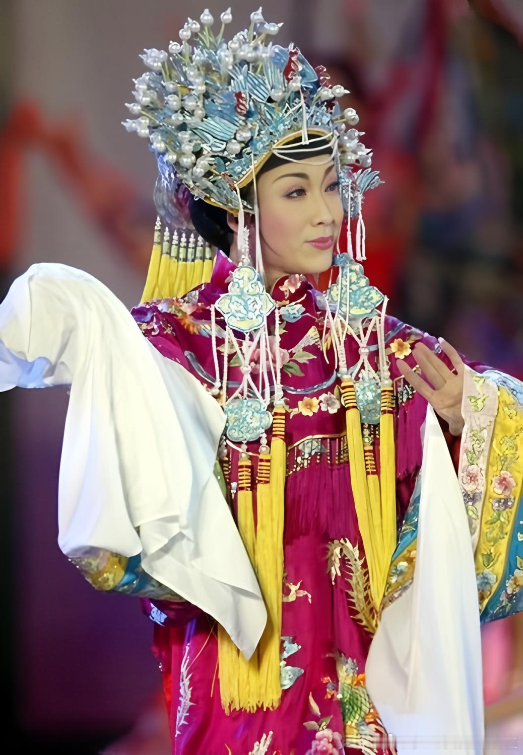 李云涛作为二十余届金鸡百花电影节的官方总造型，深耕影视颁奖礼造型行业数十年，今年