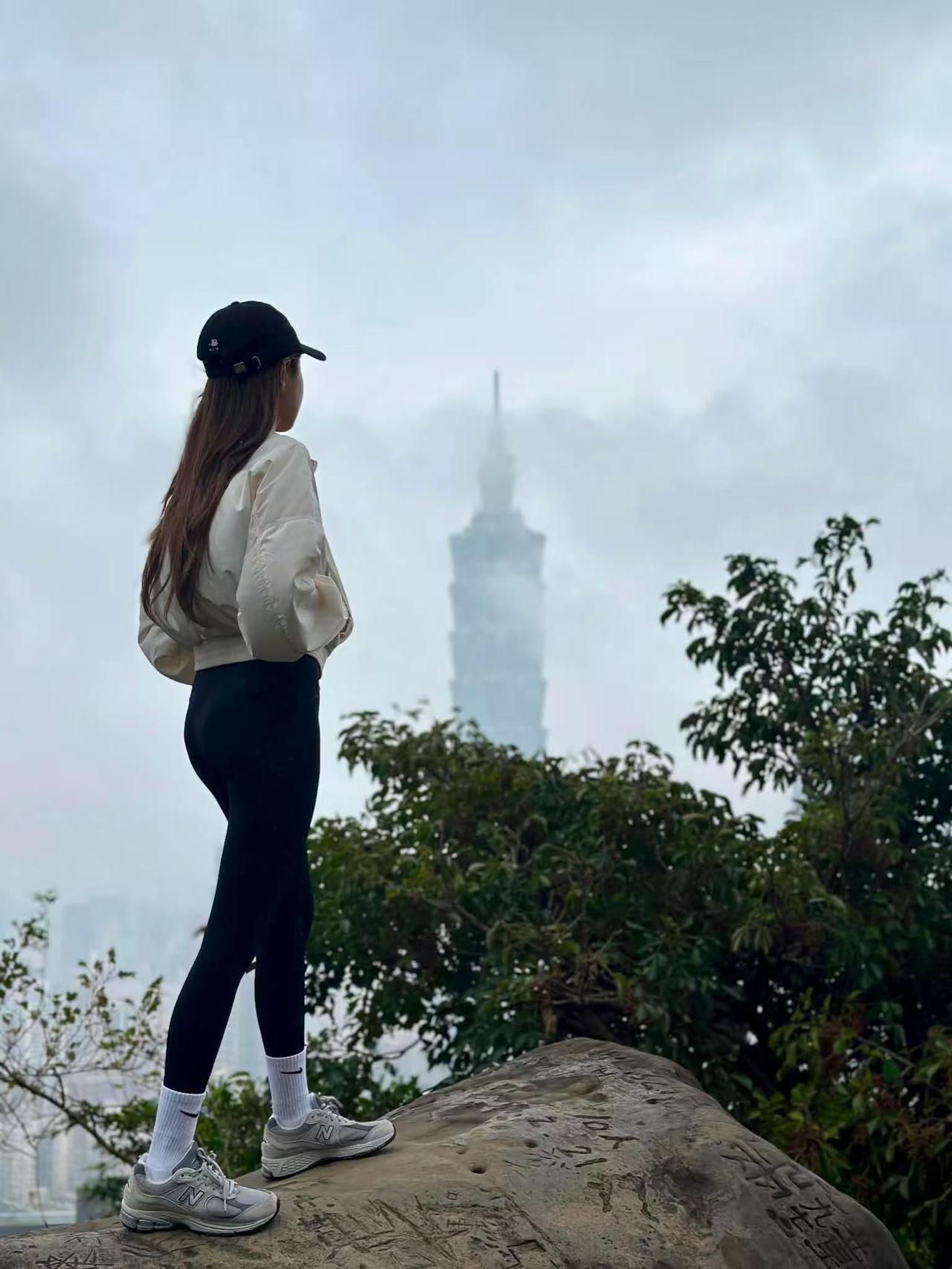 1. 爬山穿搭选对了超舒服！宽松外套配高弹裤，走山路不束缚，舒服又上镜，户外出行