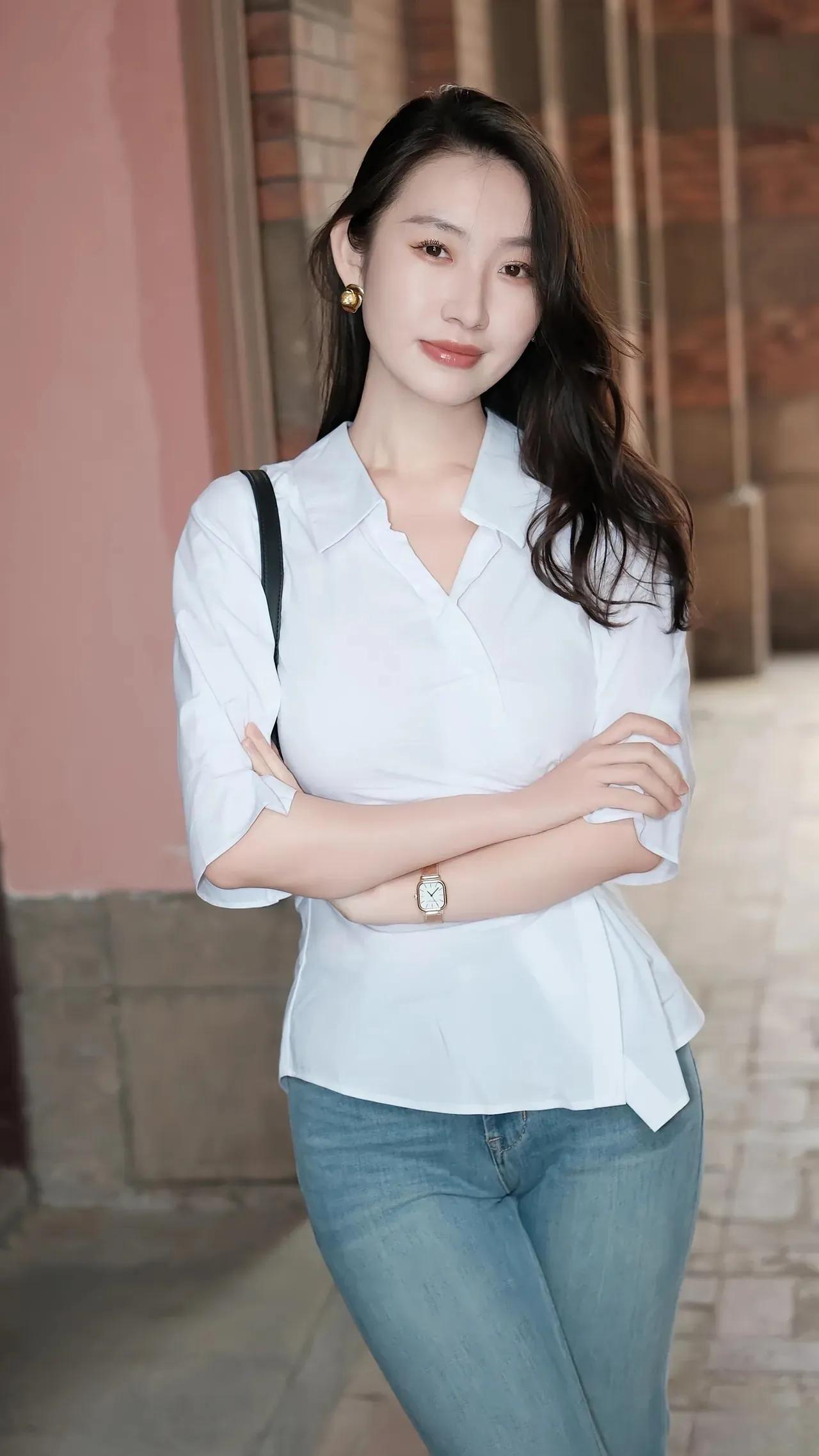白衬衫，牛仔裤，波浪长发美女，360度无死角