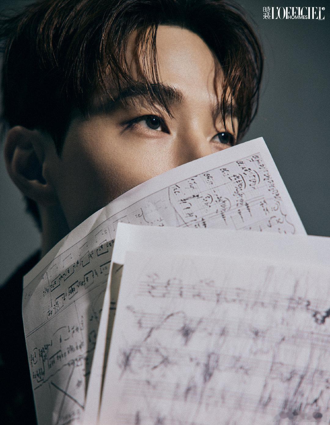 刘宪华肩膀上有只鹦鹉化身温柔童话主角，肩头停着可爱的鹦鹉，眼神温柔得像一汪春水，