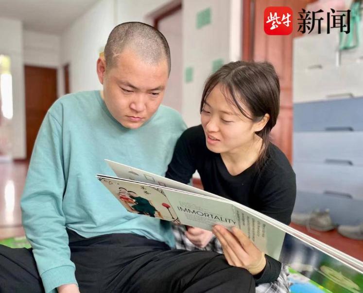 2020年，江苏一男子车祸后成了植物人，妻子掏空家底不肯放手，婆婆抹泪劝：“拔了