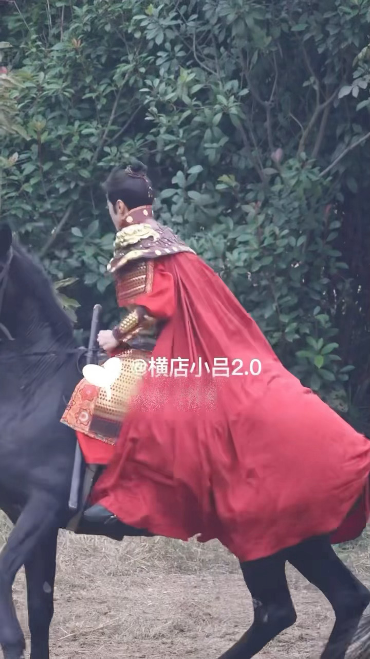 陈哲远驯马路透陈哲远红衣金色铠甲骑马路透 这太危险了，哲远拍摄一定要万事小心 ​