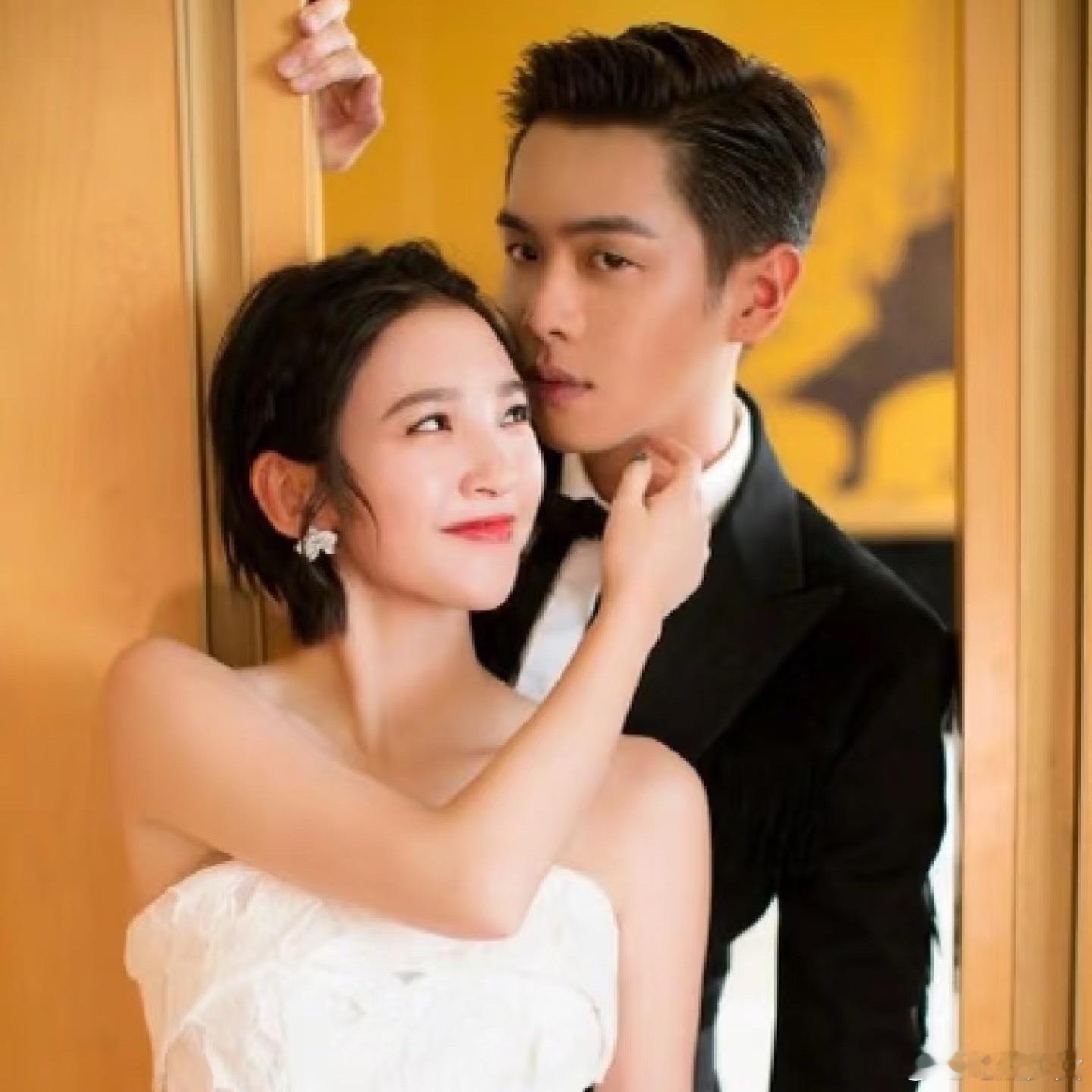 张若昀评论区本来以为翻车了，结果唐艺昕自己先发微博调侃“叽里咕噜唱一堆”，这姐们