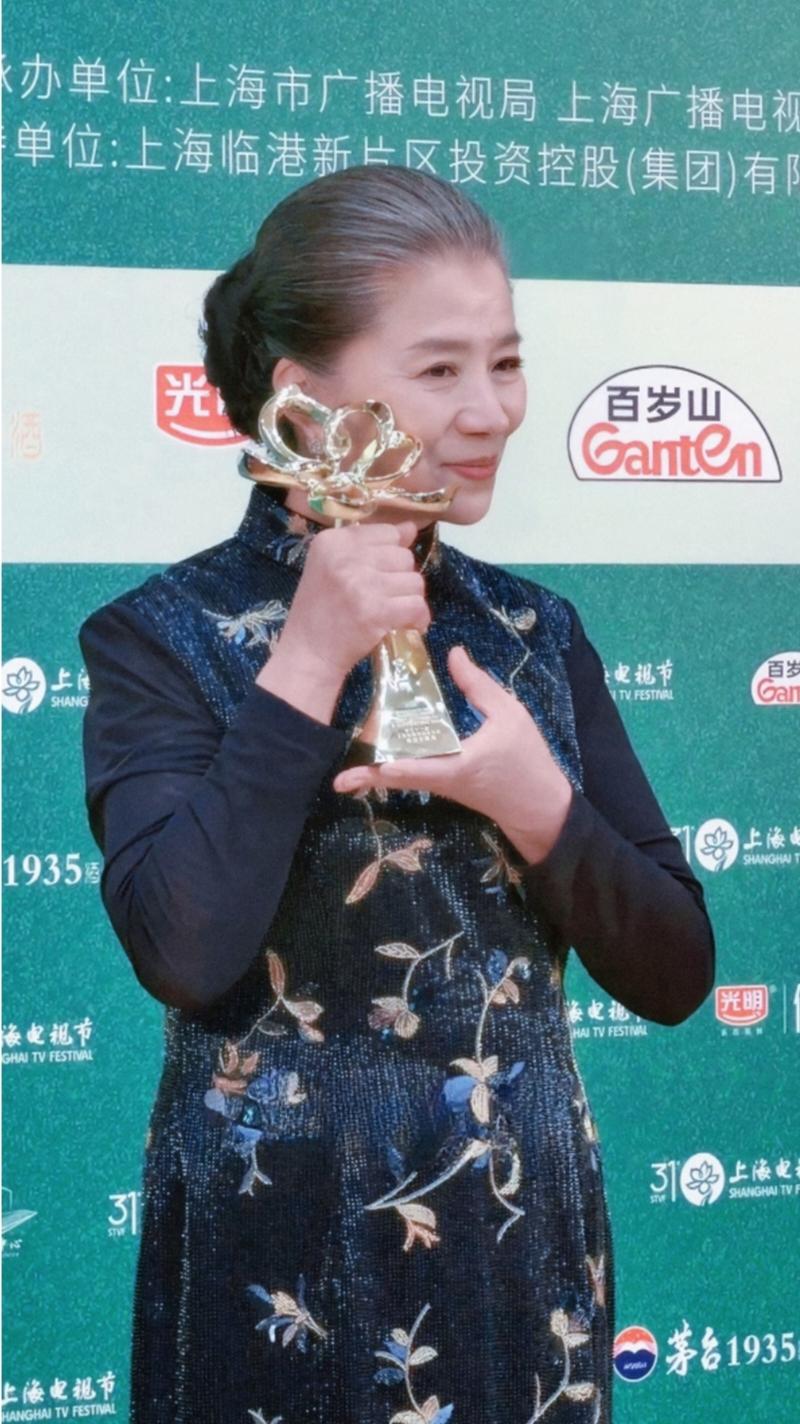 今晚恐怕最激动的是倪萍吧

她的好朋友迟蓬拿到白玉兰最佳女配了

不是因为她俩私