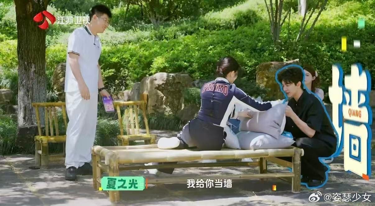 陈妍希葛优躺小希这懒人沙发选得太灵性了，咱们远观其颓，真坐请限时三十分钟保命。 