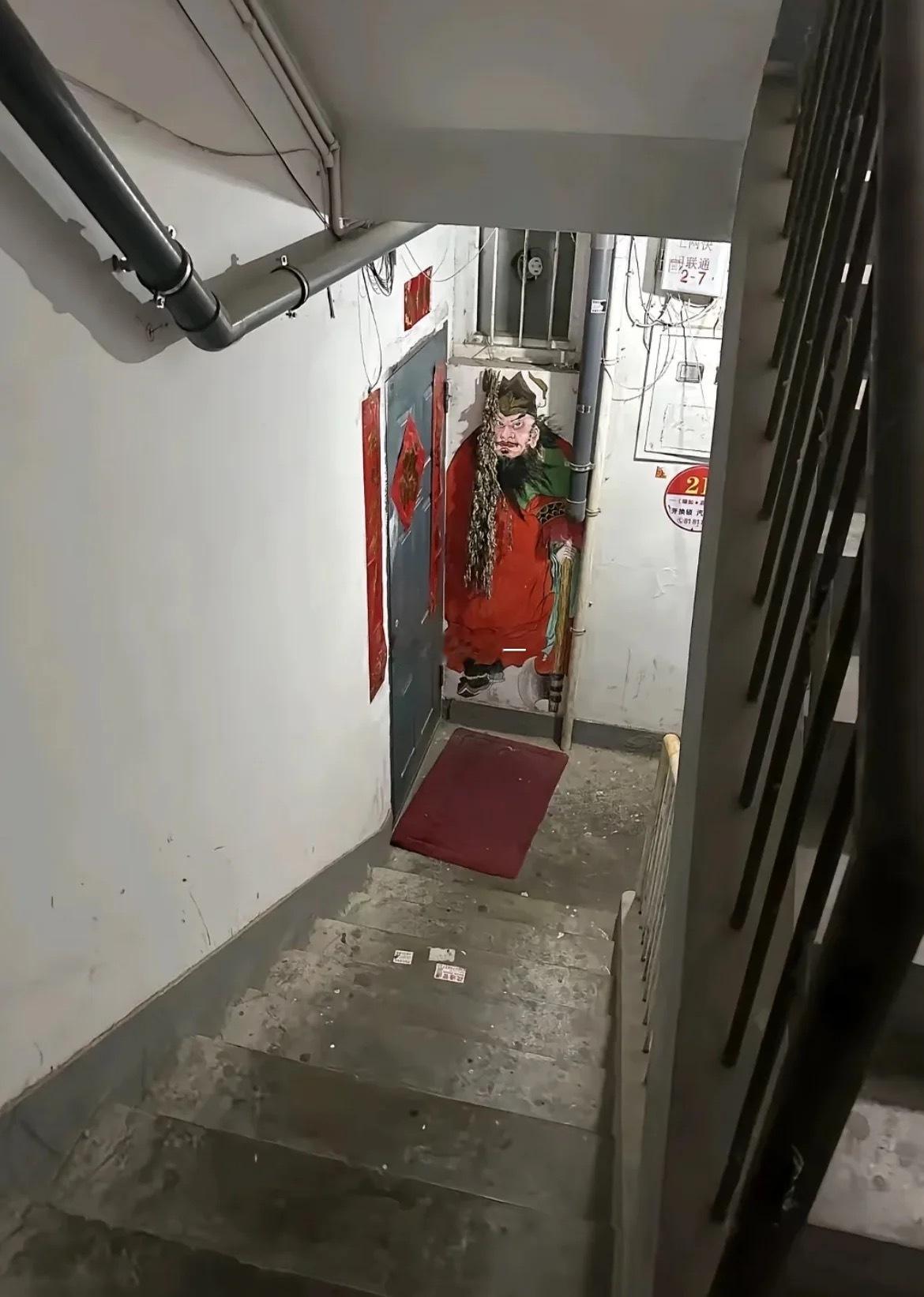 遇到这样的邻居该怎么办，每次晚上下楼都被吓一跳 ​​​