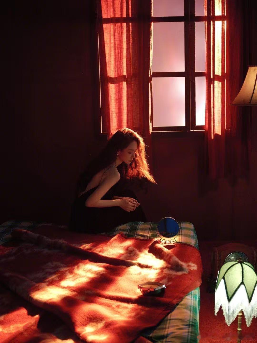 戚薇北影节后就去拔个火罐 别人走红毯被夸礼服美，戚薇走红毯被催去拔罐。她自己还接