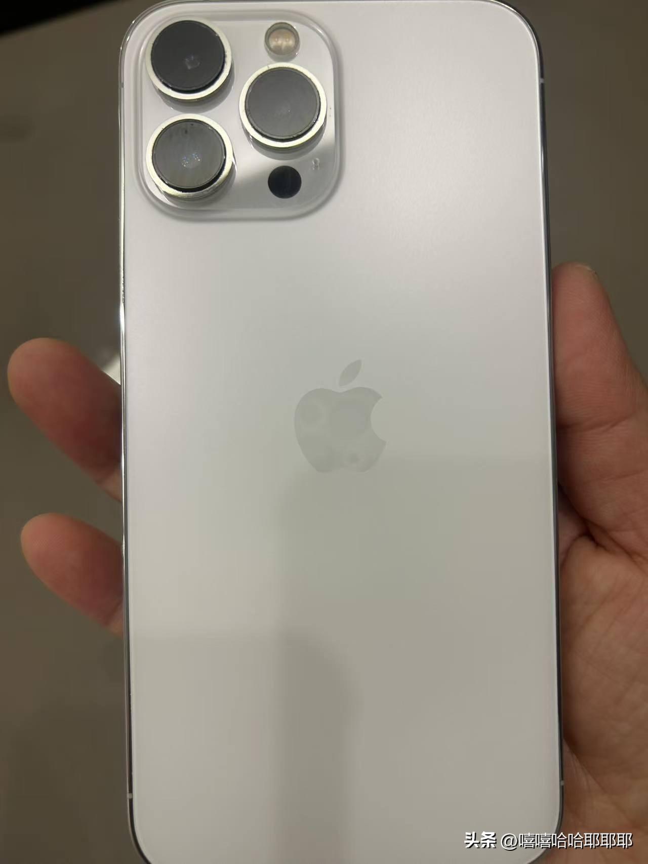 为了干自媒体在头条创业，一共买了两部手机，一个苹果十四plus，一个十四prom