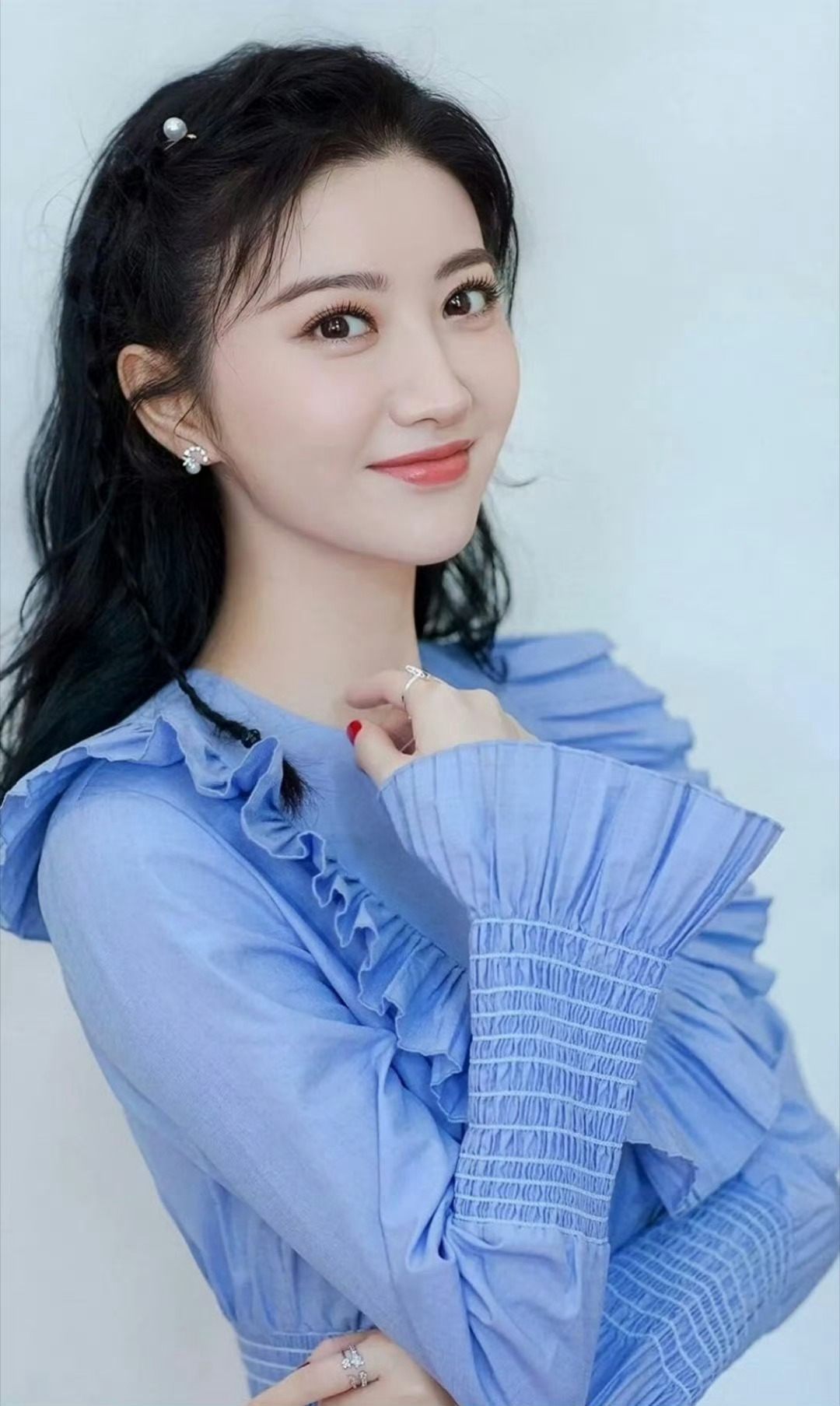景甜浅蓝蕾丝裙造型，刺绣细节尽显清新甜美气质 ​​​