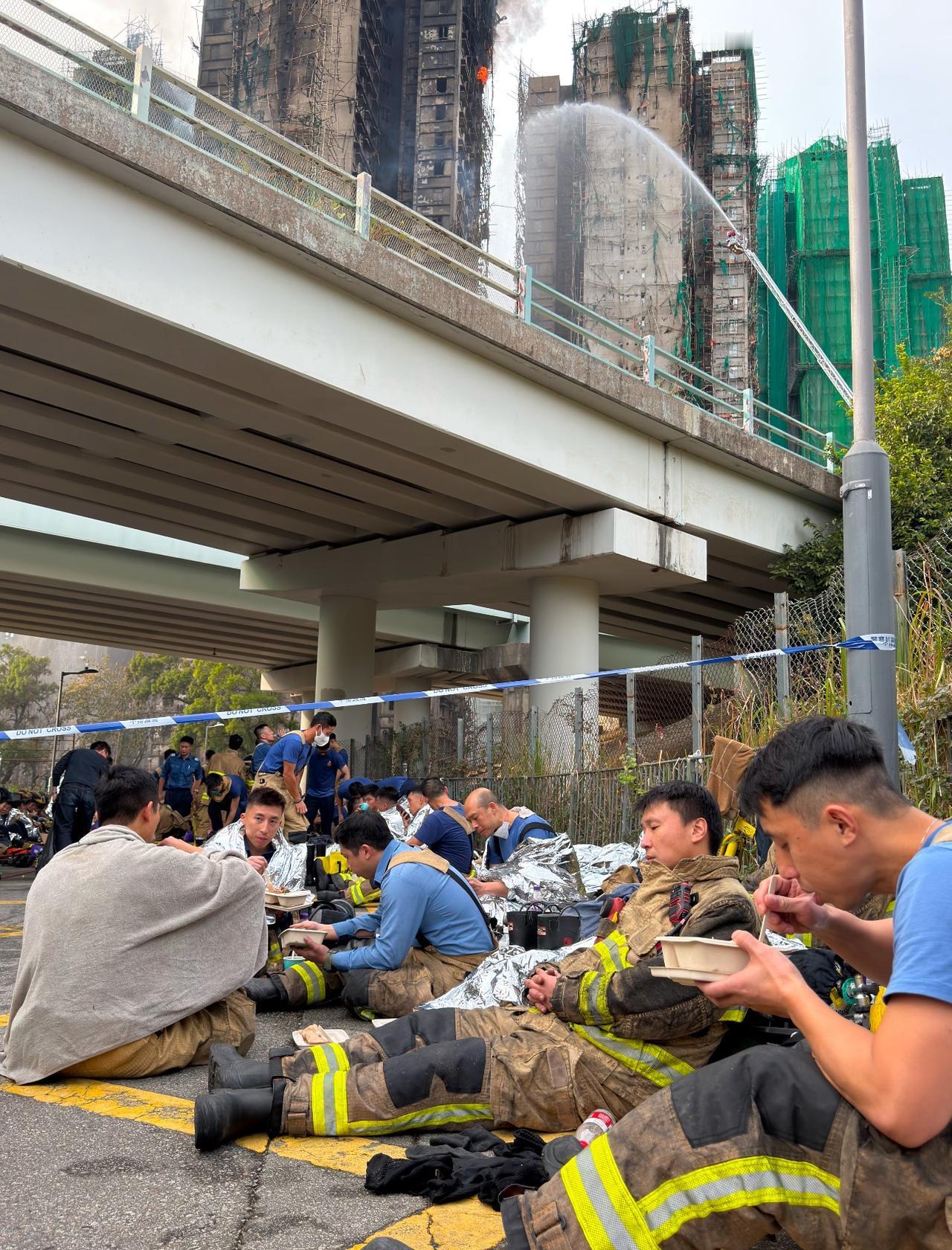 看了香港大火，

我和家里人商量，做了以下几个决定。

首先，是将家里一些老旧电