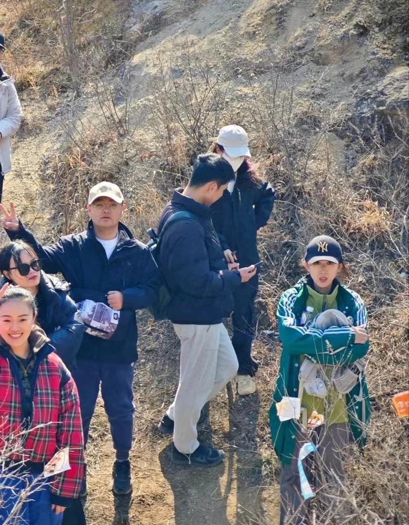 白瀑寺自驾徒步攻略（公交地铁可达）
自驾导航到“了思台”，路边可停车，路边有坡度