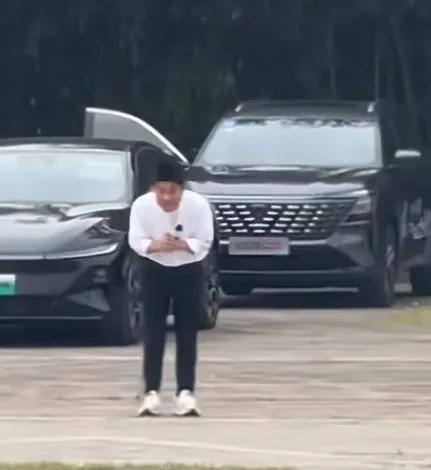 董宇辉所到之处人山人海
宇辉必做动作挥手打招呼
然后鞠躬致谢…
心怀感恩不忘初心