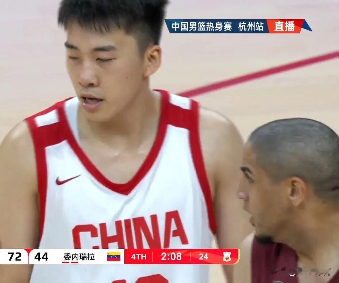【中国男篮热身赛77-49战胜委内瑞拉】
中国男篮备战沙特亚洲杯的首场热身赛在杭