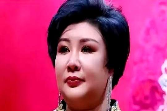 德云社后台，真正说了算的，不是郭德纲。
 
老郭刚上身的新衬衫，王惠看一眼觉得不