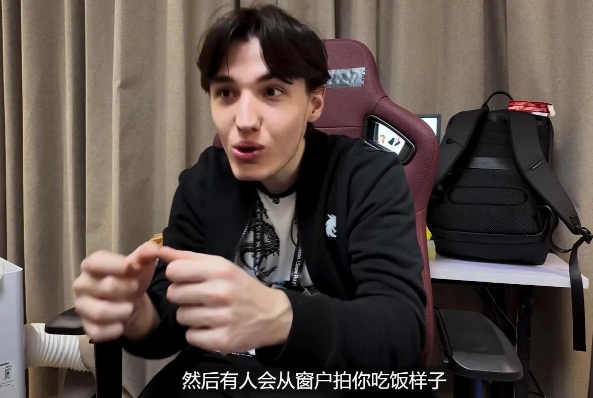 在雪碧官方最新发布的 VLOG 里，崩溃哥在被问及此次来中国参加雪如意比赛的体会