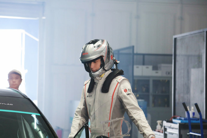 黄景瑜扣子想开了黄景瑜扣子想开了真的太绝！赛车服造型酷感十足，林臻东出场瞬间抓住