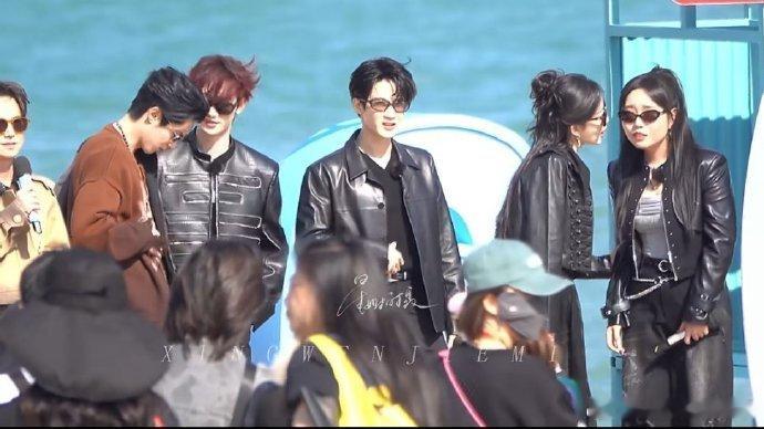 王鹤棣挑丁程鑫下巴你好星期六王鹤棣丁程鑫你们俩过分可爱了！录节目时又是挑下巴又是