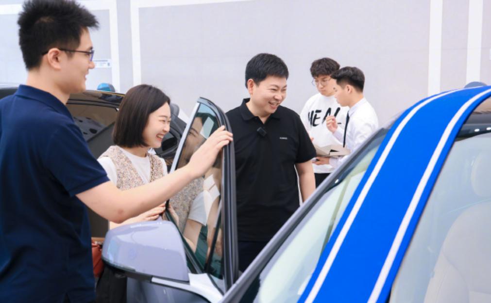 想不到汽车圈逐渐流行这个套路。

就是首批车交付，老总到场亲自交车。而最近问界M