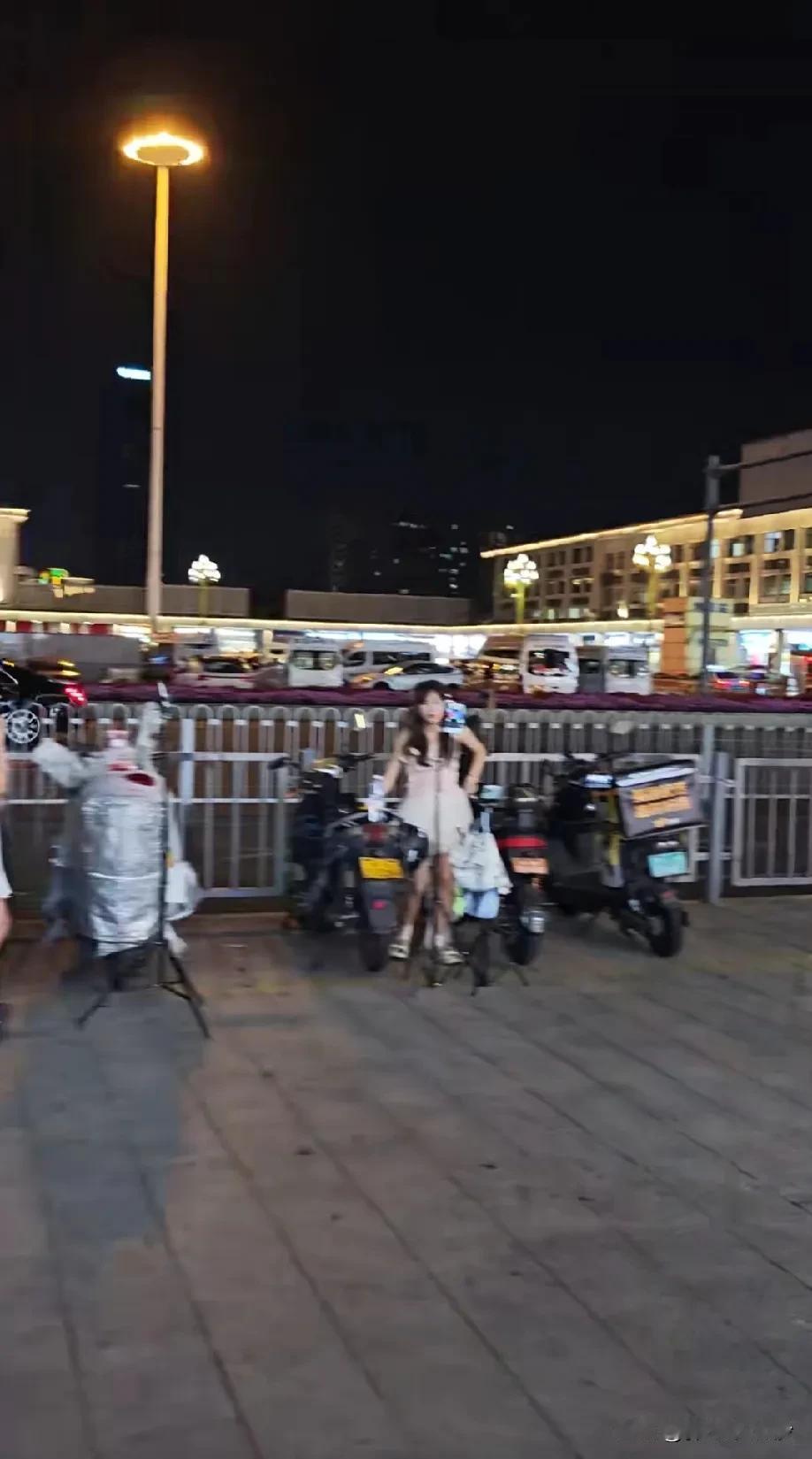 路过长沙火车站，路边全是女生搞直播的，我想要不是找不到合适的工作，也不至于在路边