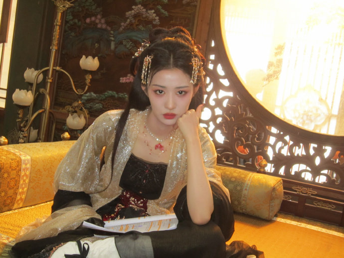  王楚然你是真上过班啊 王楚然也太像上过班的打工人了！吐槽古代没共享单车，还想用