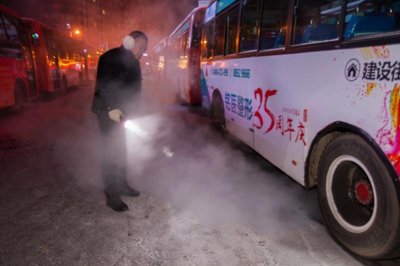 “1万多衣服被88岁老人9块卖了”这事儿上热搜了。年轻人王东把衣服放门口等快递，