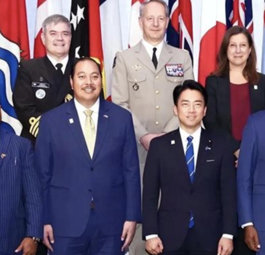 当越南跟菲律宾都在觊觎我们的南海时，马来西亚也来凑热闹，说东大的南海有一部分是他