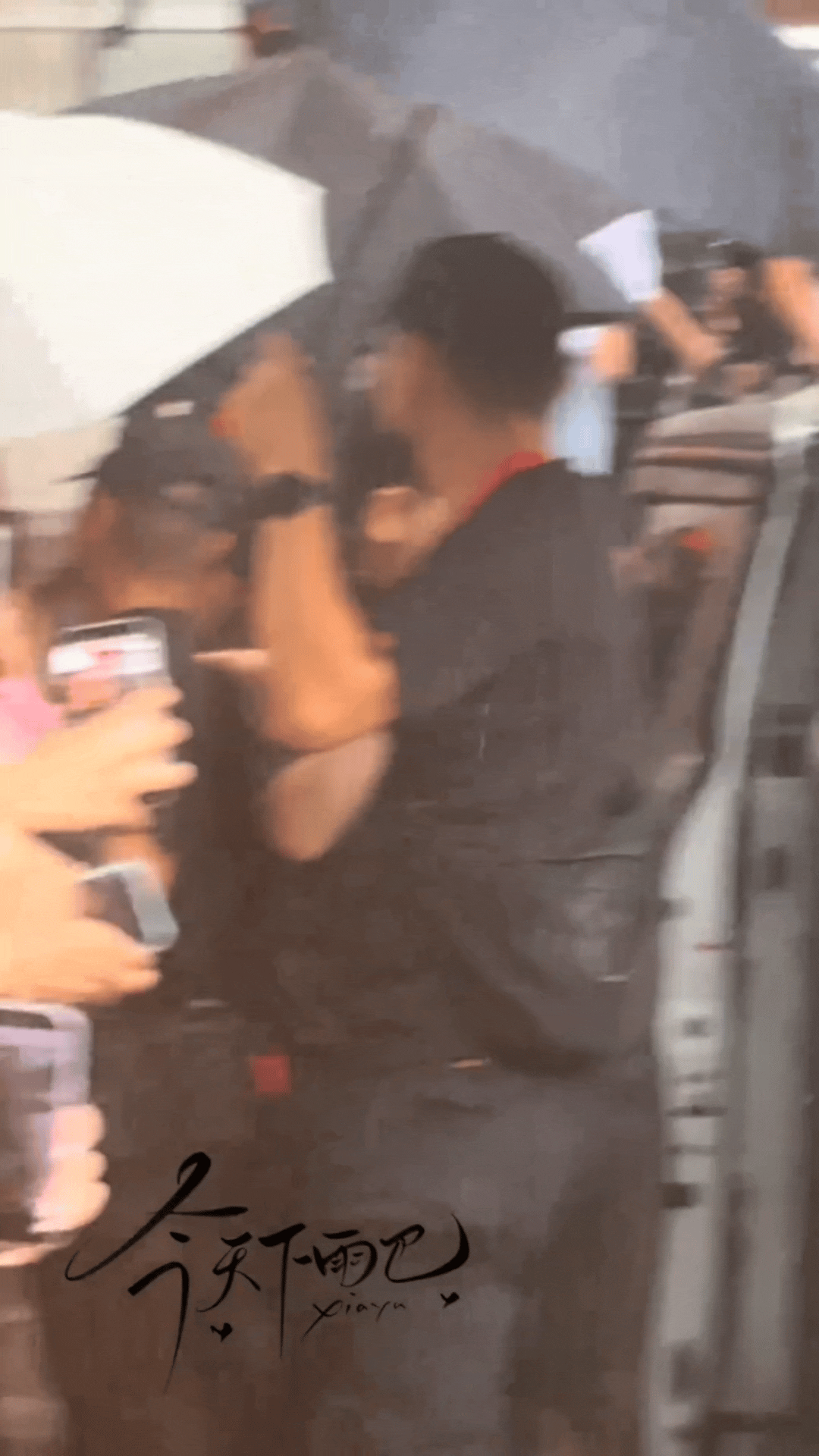 迪丽热巴  巴巴上班是鎏金女神，下班后脚踩拖鞋，礼服里面套牛仔裤，反差感拉满！！