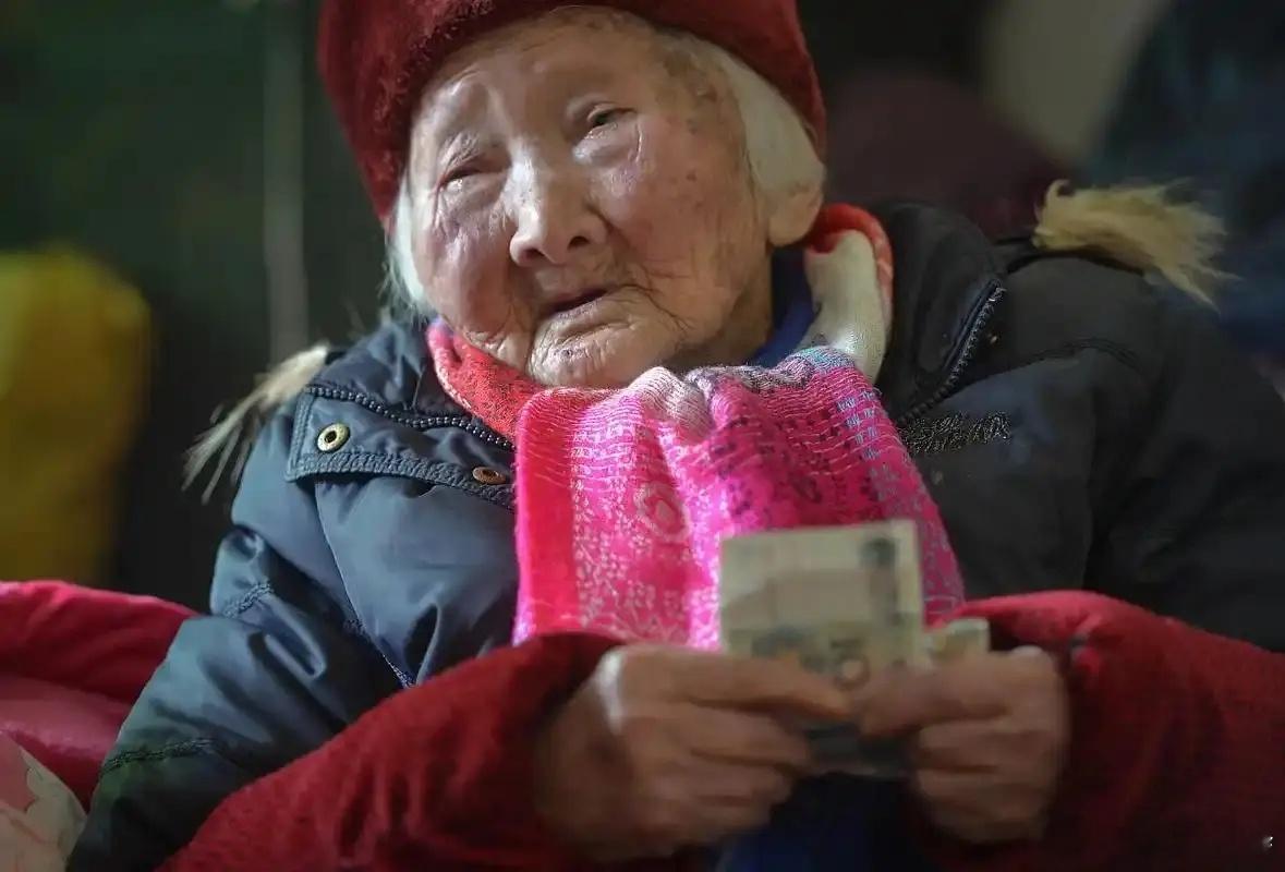 过年给孩子压岁钱不叫压岁钱，压岁钱三十给还是初一给？孩子给老人钱才是压岁钱！给多