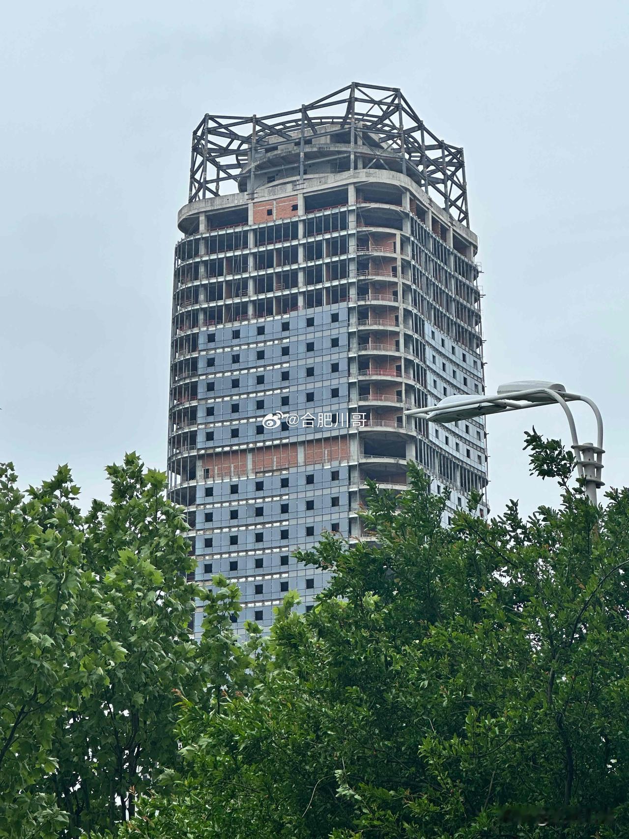 恒大水晶国际广场，路过随手拍一下。
这项目有些年头了，多好的商办位置，可惜至今没