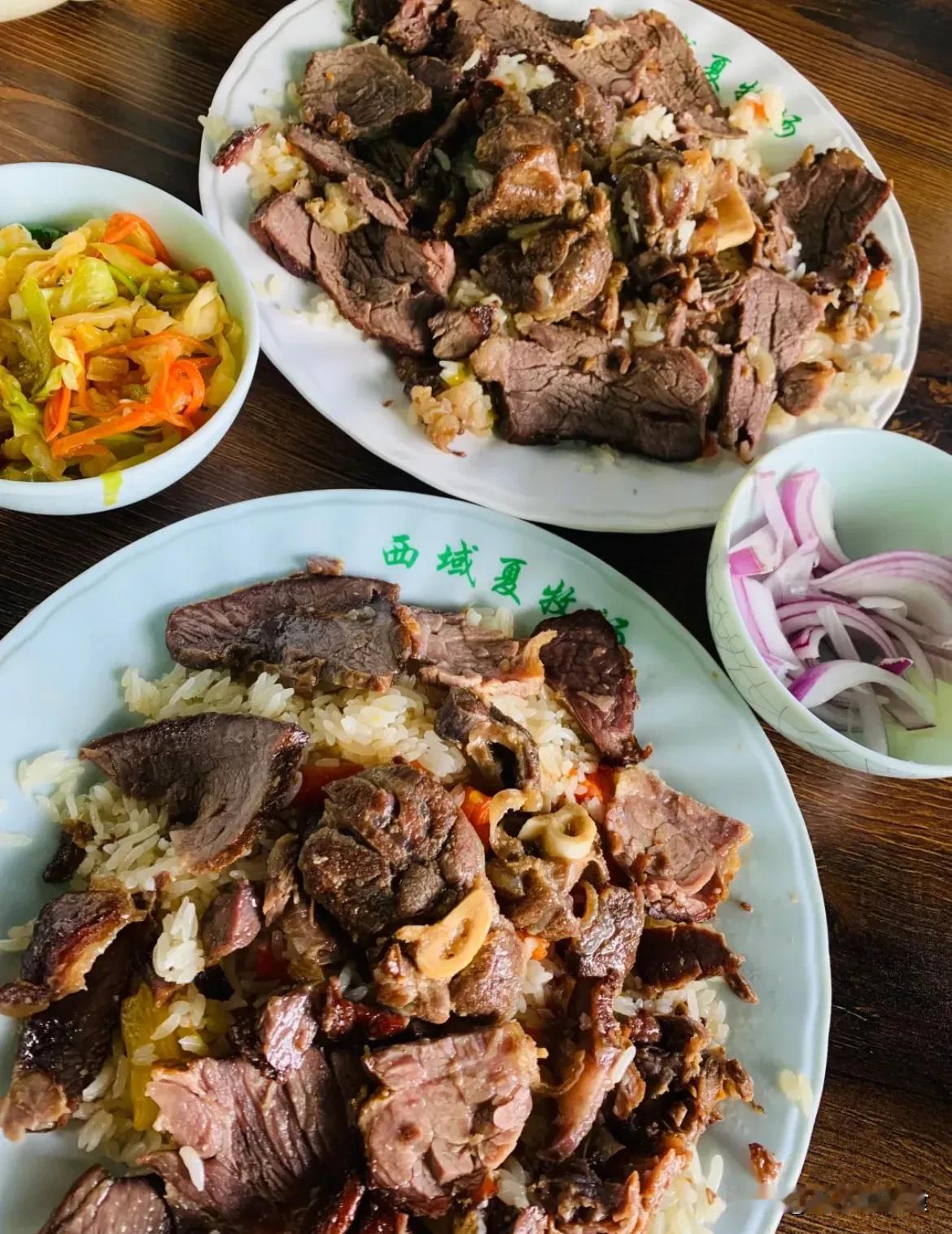  这个风干肉抓饭应该是乌鲁木齐最好吃的抓饭窒息了吧，价格高，味道还不错，有些人开