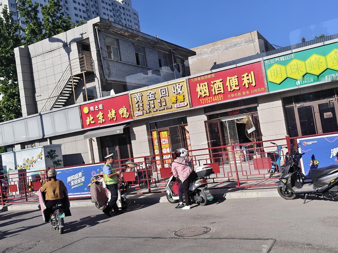 今早7点多，我在临猗开往运城盐湖的城际公交车上，看到一位交警员站在路边示意一位骑