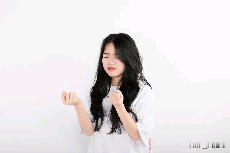 众擎T800人形机器人一脚踹倒自家CEO 众擎T800人形机器人
一脚踹倒自家C