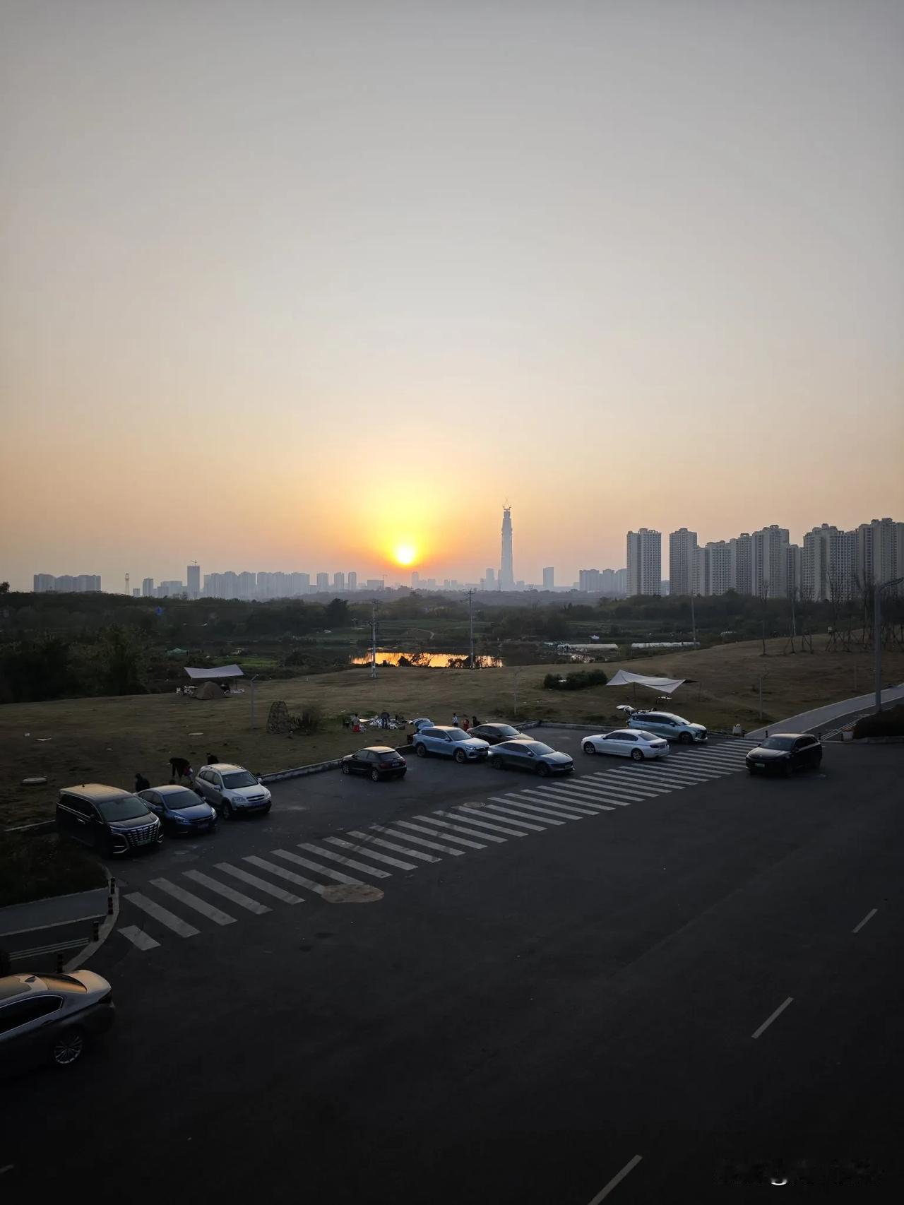 日落黄昏，金星伴月。
2025.1.4，成都。