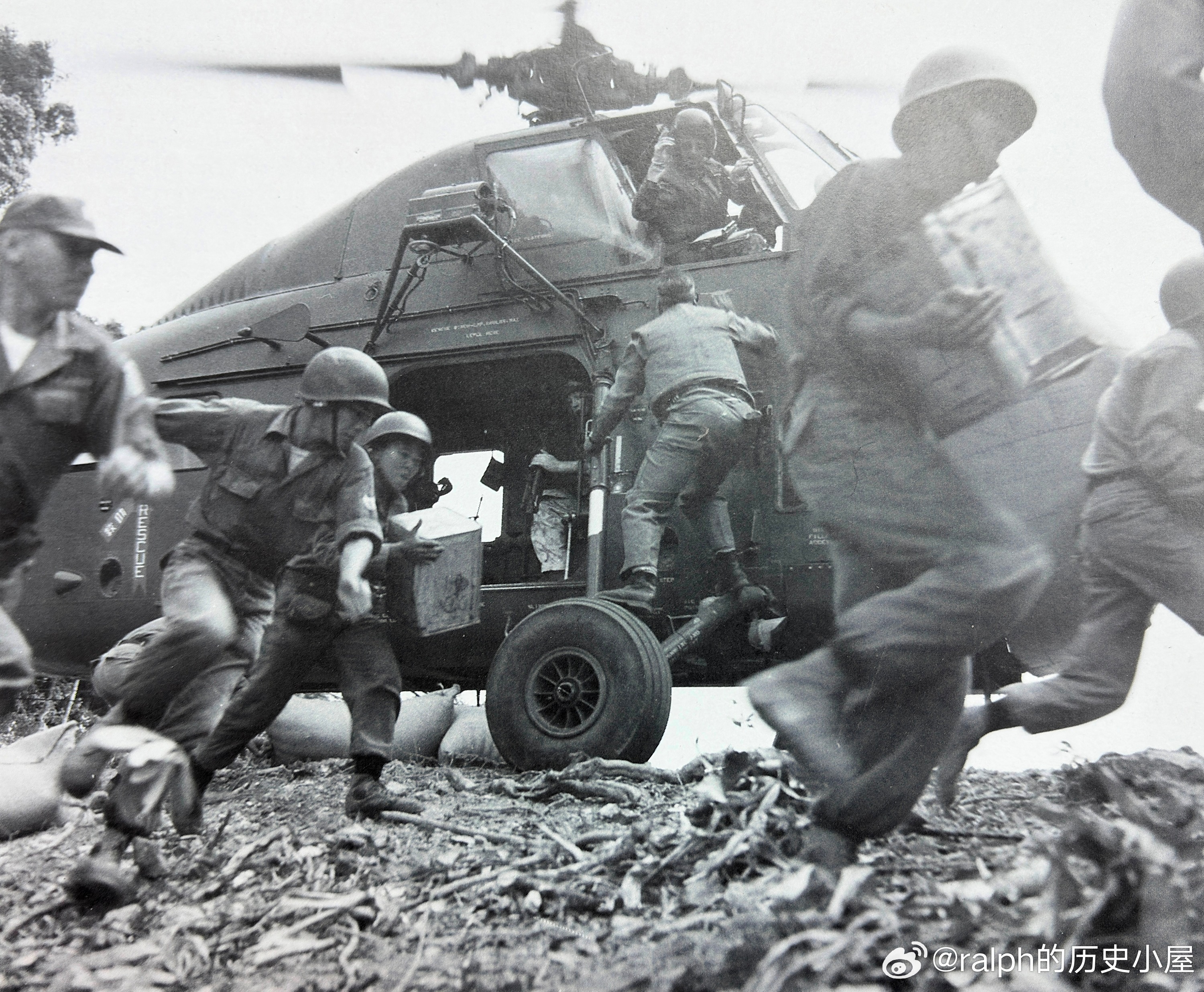 60年代美军顾问和南越士兵在战斗中从1架海军陆战队H34直升机上卸载物资军事历史