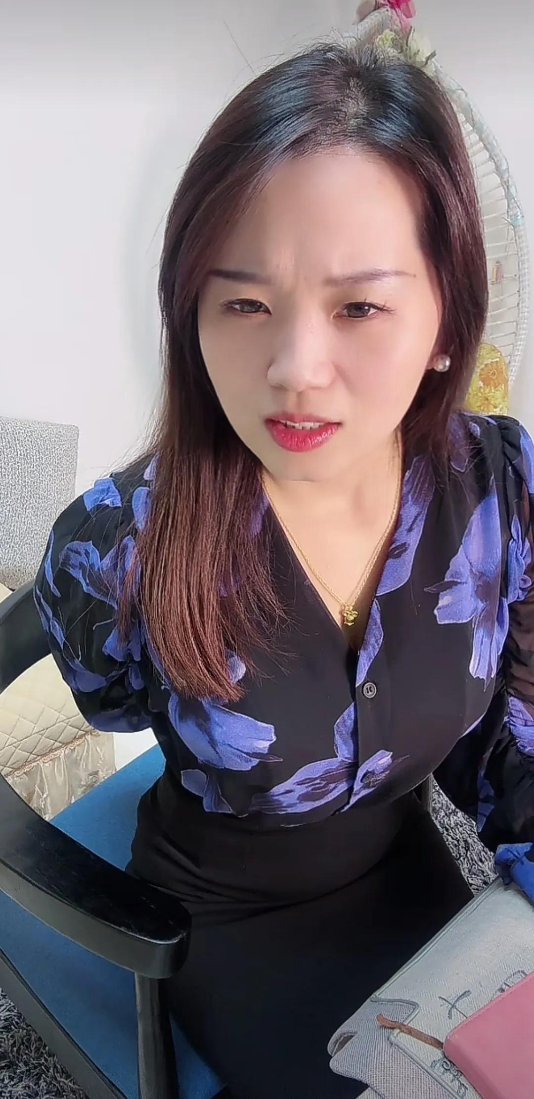 素手轻扶，眉眼如画。