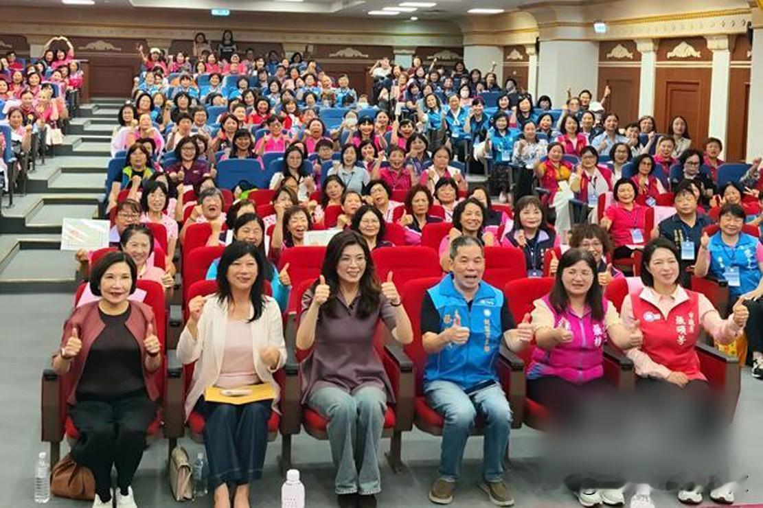 国民党主席郑丽文到桃园市议会参加妇女菁英领袖成长营，到场全是桃园蓝营女议员、妇女