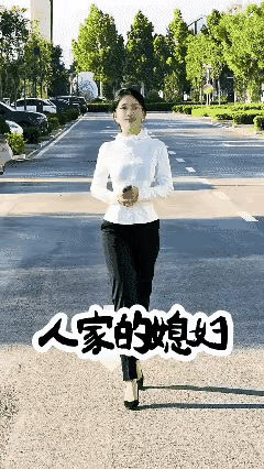 看看人家的媳妇，再看看我家的媳妇，真的感觉自卑啊！差别咋就弄大呢。。