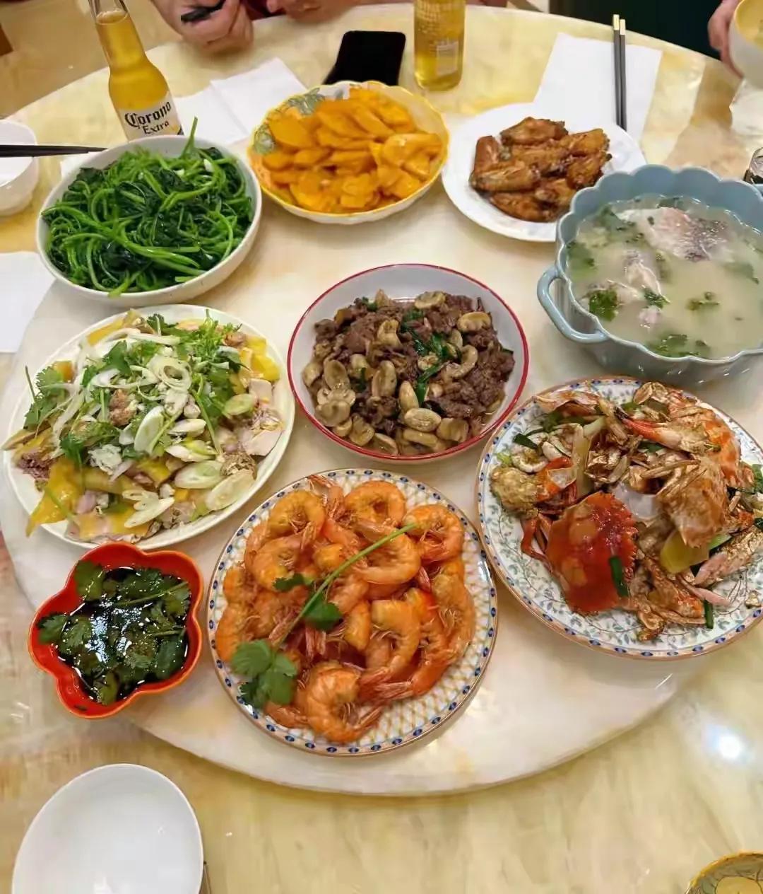 今天是老爸73岁的生日，也没有请什么亲戚朋友来祝贺，我只叫了几个平时玩得比较好的