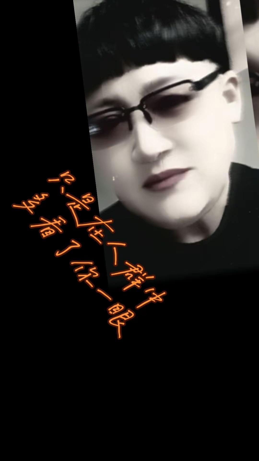 人海茫茫  一眼沦陷   没有早一步  没有晚一步  只是人群中偶然的一眼   